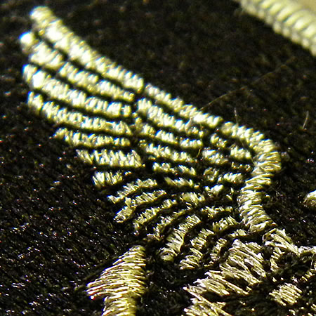 羽のマークの刺繍